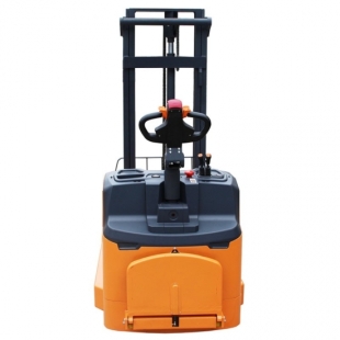1 . Xe nâng tầm điện 2 tấn